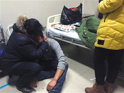 今日凌晨1点30分,医院急救室内,男童的父亲瘫坐在儿子遗体旁。