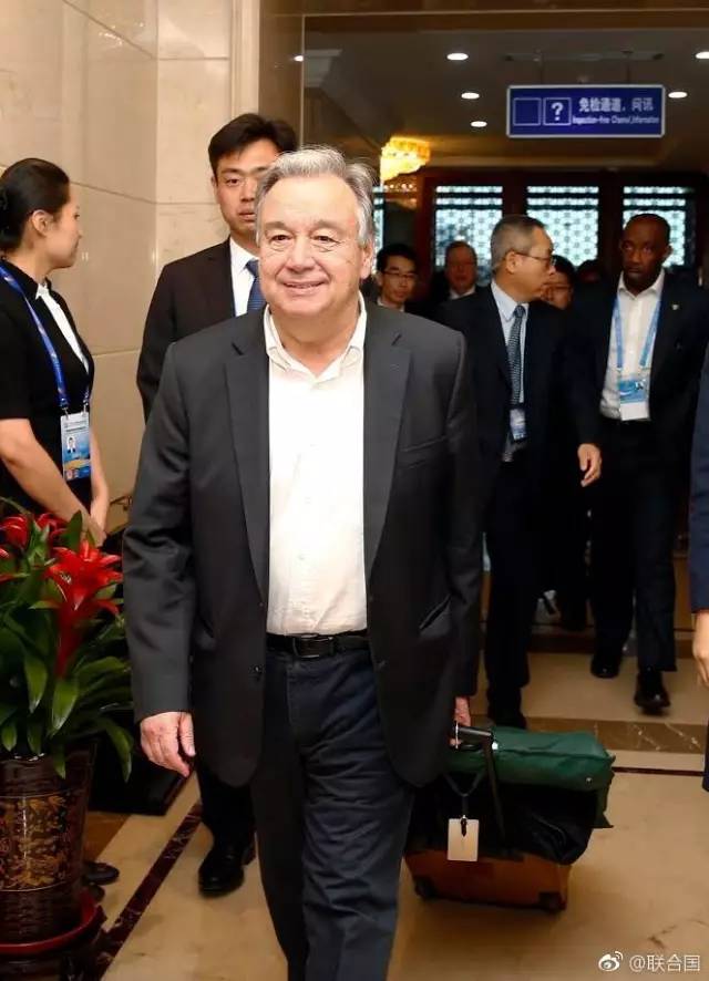 这个细节也获得了网友的点赞,网友纷纷评论称——“这么大个领导,没人帮忙拿行李吗?”“自己拉箱子,好廉政啊!”